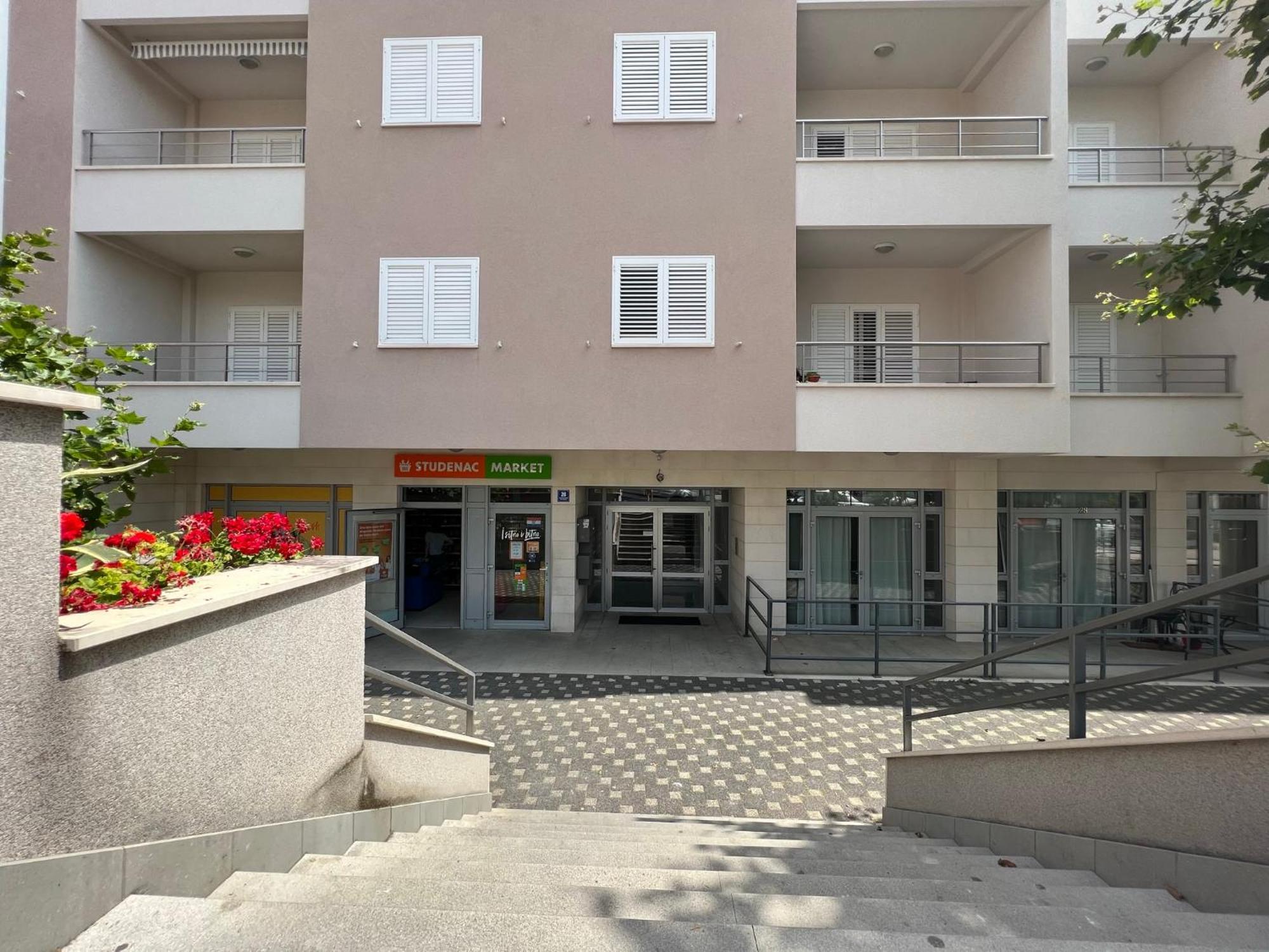 Apartment Lucija - Cozy Flat In The City Center With A Sea View & Parking Makarská Exteriér fotografie